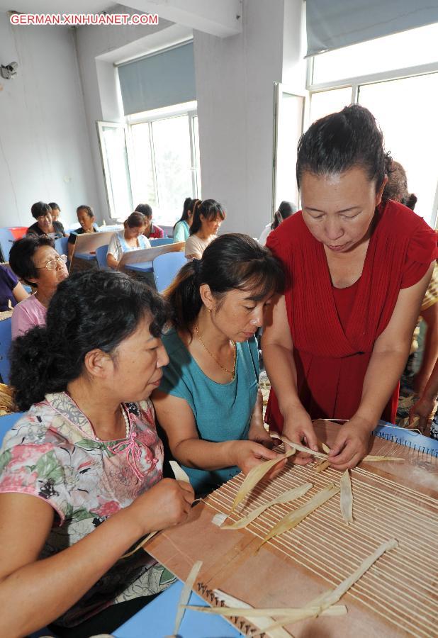 CHINA-JILIN-CHANGCHUN-HANDICRAFT-MAIZE LEAVES (CN)