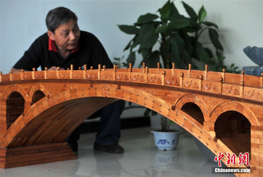  Mini-Zhaozhou-Brücke“ aus 7000 Holzstücken