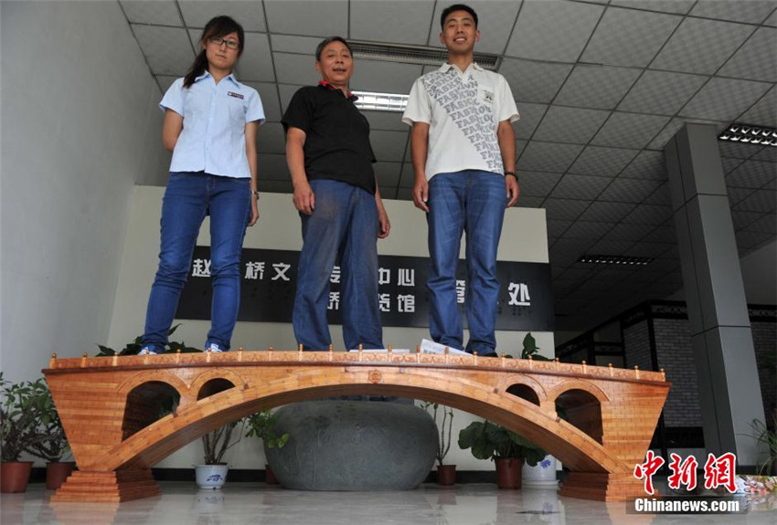  Mini-Zhaozhou-Brücke“ aus 7000 Holzstücken