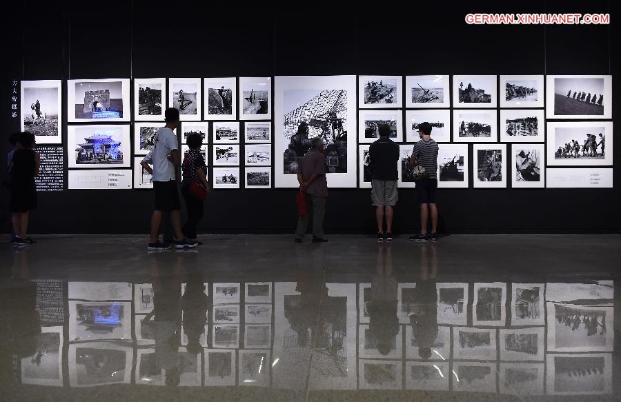 （抗战胜利70周年）（2）国博纪念抗战胜利70周年馆藏文物系列展参观踊跃