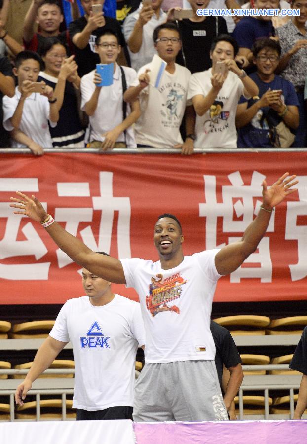 (SP)CHINA-NANCHANG-BASKETBALL-NBA-DWIGHT HOWARD-FANS