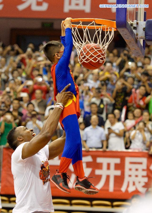 (SP)CHINA-NANCHANG-BASKETBALL-NBA-DWIGHT HOWARD-FANS