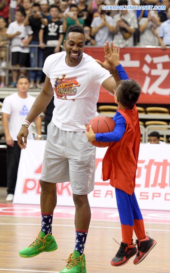 (SP)CHINA-NANCHANG-BASKETBALL-NBA-DWIGHT HOWARD-FANS