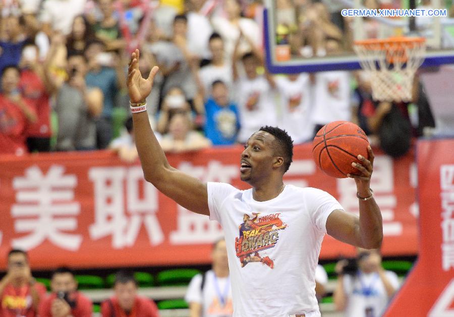 (SP)CHINA-NANCHANG-BASKETBALL-NBA-DWIGHT HOWARD-FANS