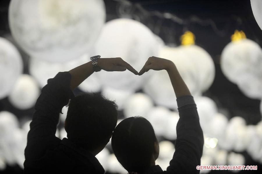 #CHINA-JIANGSU-YANGZHOU-MOON LANTERNS (CN)