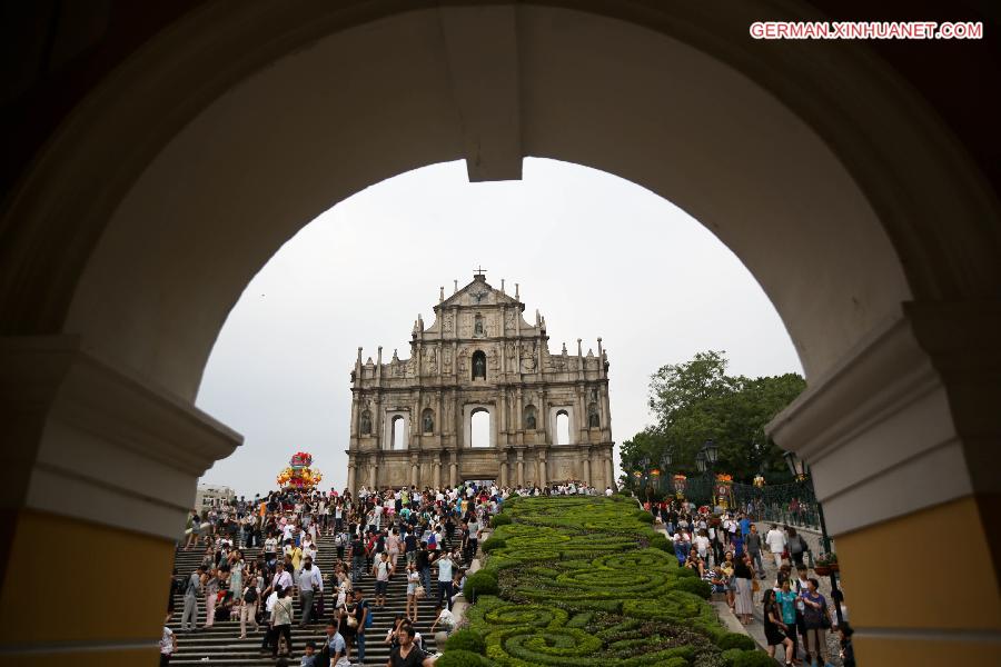 （新华全媒头条·盘点黄金周·图文互动）（3）“既游且购”看变迁——写在2015年国庆节长假收官之际 