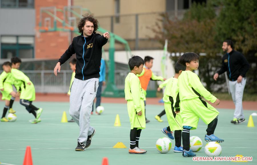 (SP)CHINA-BEIJING-SOCCER-DUTCH ROYAL VISIT(CN)