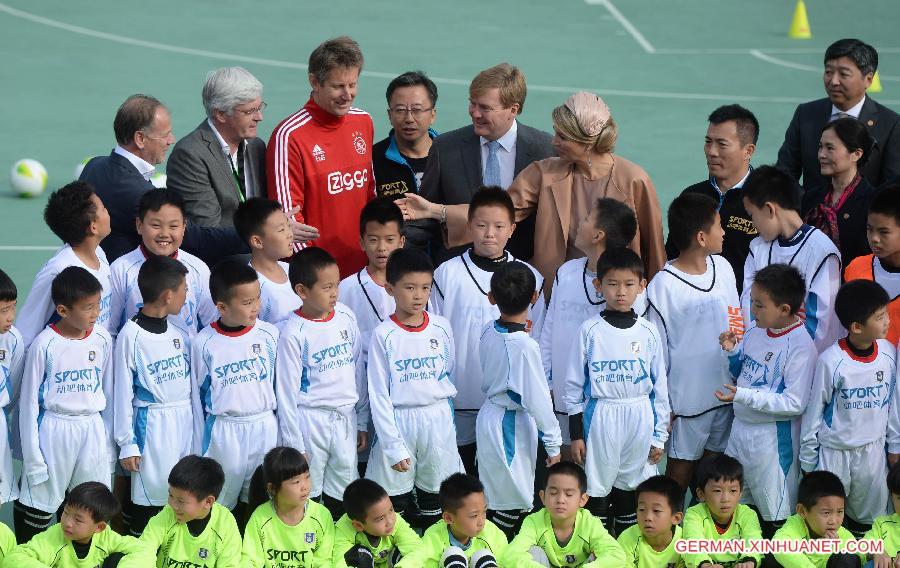 (SP)CHINA-BEIJING-SOCCER-DUTCH ROYAL VISIT(CN)