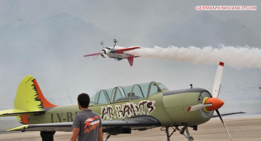 CHINA-HUNAN-AVIATION-AEROBATICS (CN)