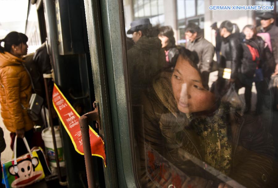 CHINA-SHIHEZI-COTTON PICKERS-RETURNING (CN)