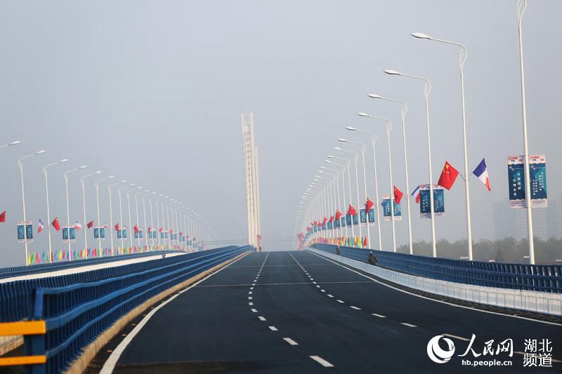 Sino-franz sische Freundschaftsbrücke für Verkehr freigegeben