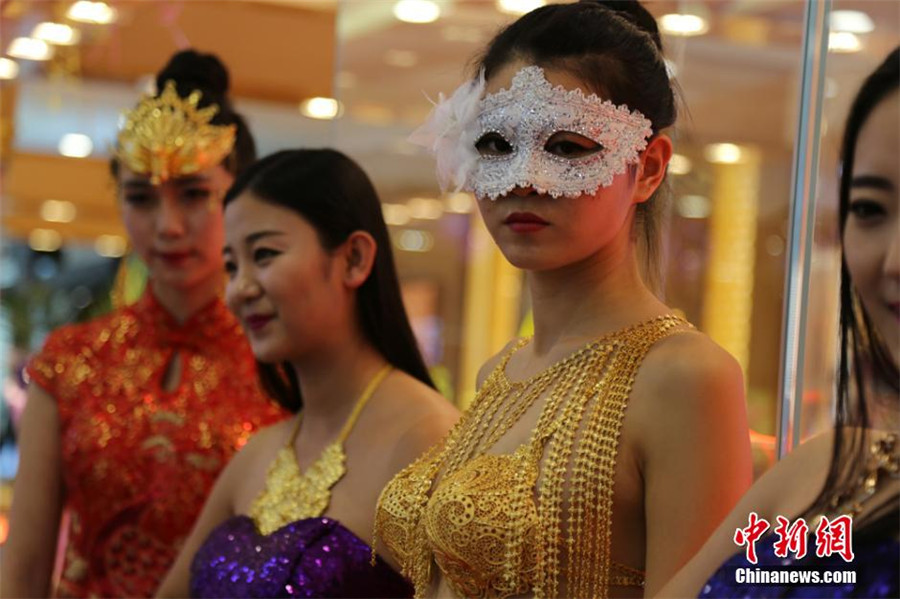 Goldener BH im Wert von 3 Millionen Yuan auf Dessous-Show in Gansu