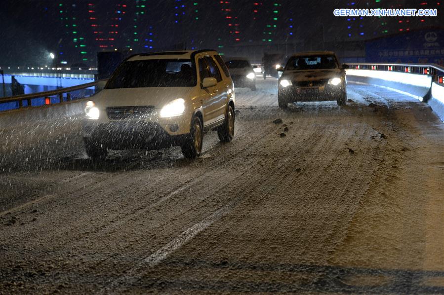 CHINA-ZHENGZHOU-SNOWFALL(CN)