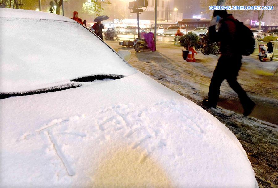 CHINA-ZHENGZHOU-SNOWFALL(CN)