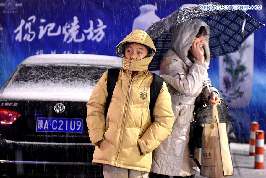 CHINA-ZHENGZHOU-SNOWFALL(CN)