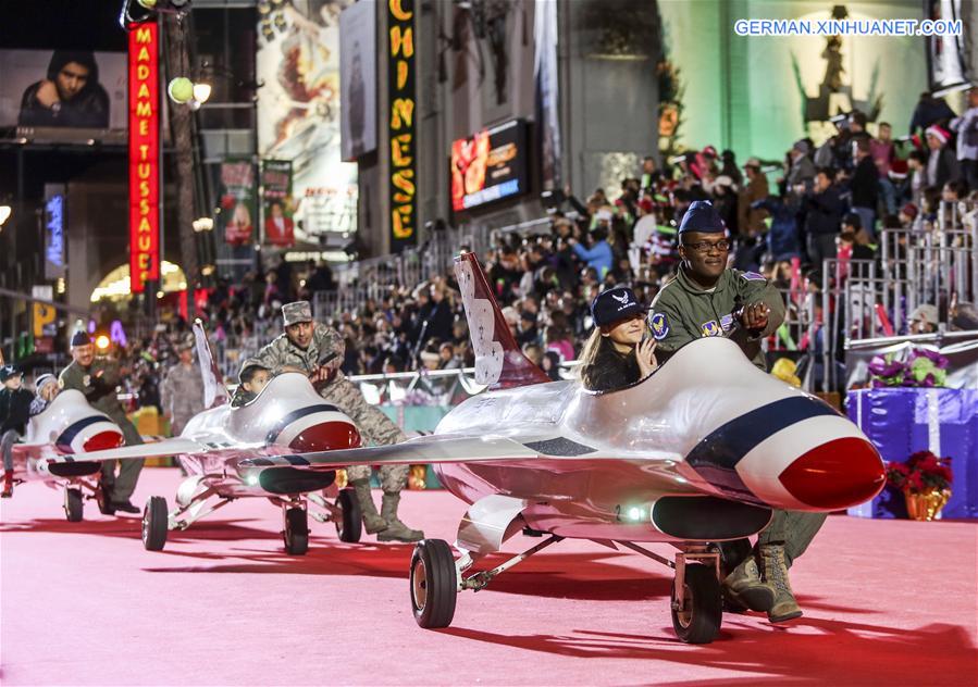 U.S.-LOS ANGELES-HOLLYWOOD XMAS PARADE