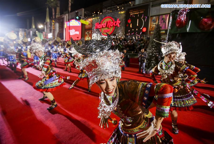 U.S.-LOS ANGELES-HOLLYWOOD XMAS PARADE