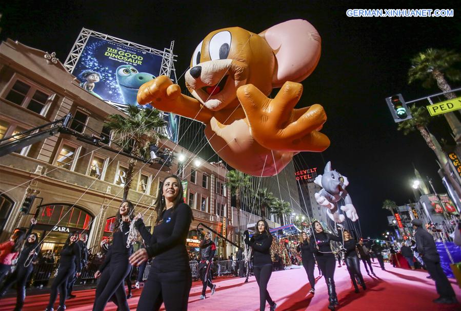 U.S.-LOS ANGELES-HOLLYWOOD XMAS PARADE