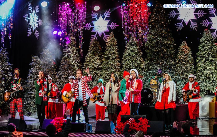 U.S.-LOS ANGELES-HOLLYWOOD XMAS PARADE