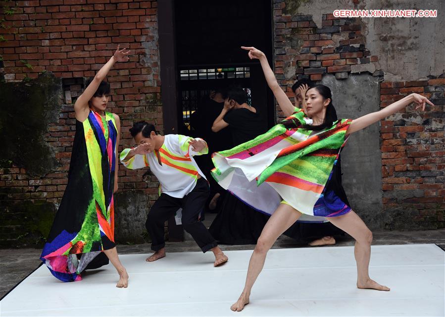 #CHINA-TAIPEI-CLOUD GATE 2-PERFORMANCE (CN)