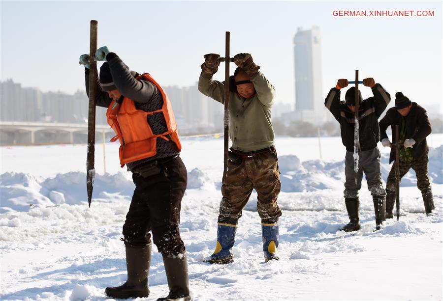 CHINA-HEILONGJIANG-HARBIN-ICE COLLECTING (CN)