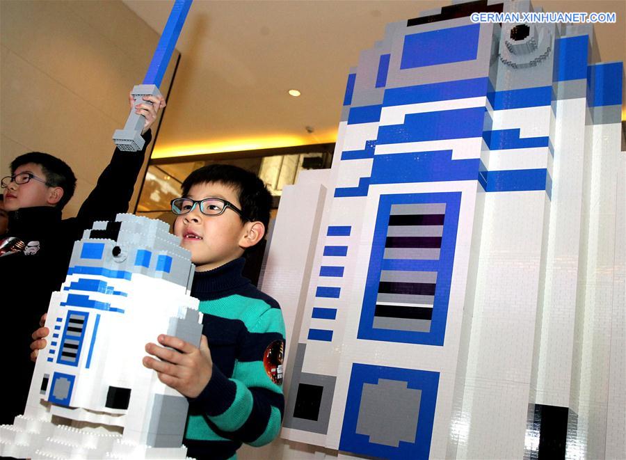 CHINA-SHANGHAI-STAR WAR-HUGE LEGO R2D2 MODEL (CN)