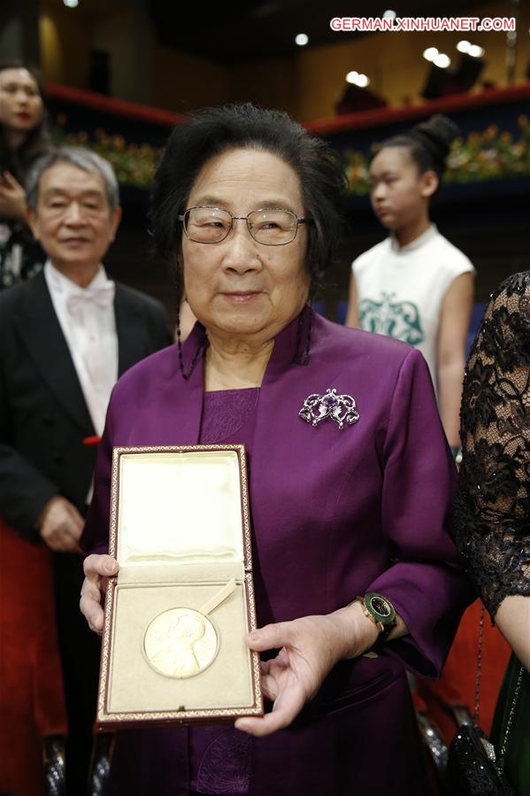Tu Youyou nimmt an Nobelpreis-Verleihungszeremonie teil