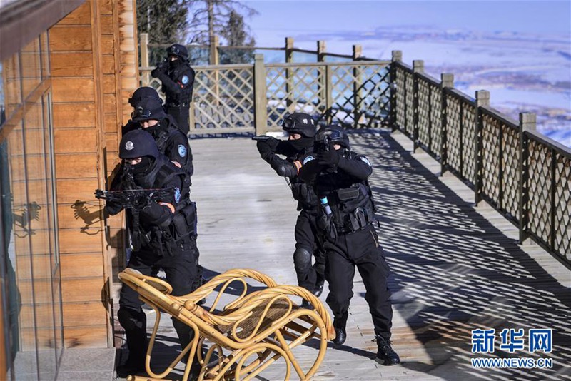 Bereitschaftspolizei bt fr die Winterspiele in Urumqi