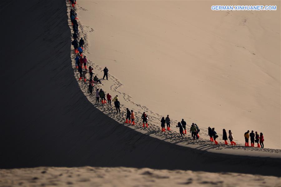 #CHINA-GANSU-MINGSHA MOUNTAIN-TOURISM (CN)