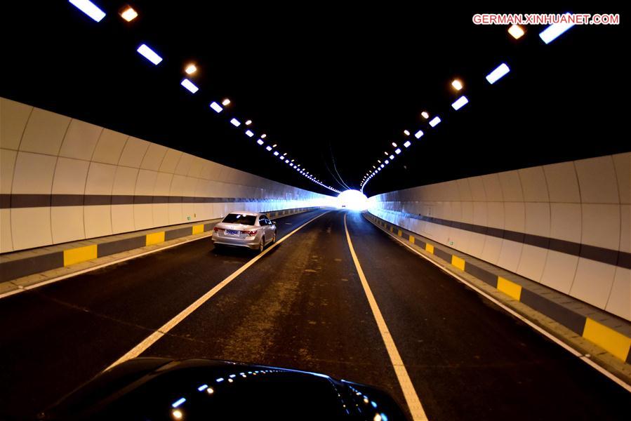 CHINA-WUHAN-LAKE-TUNNEL (CN)