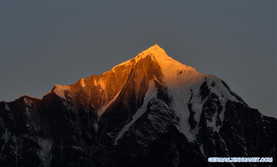 CHINA-TIBET-SNOW MOUNTAIN-SUNSHINE (CN)