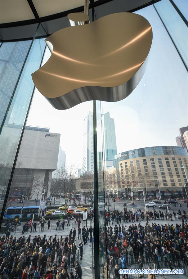 CHINA-NANJING-APPLE STORE-OPEN (CN) 