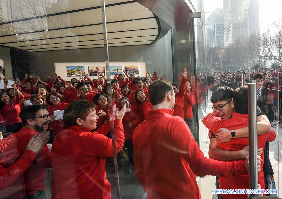 CHINA-NANJING-APPLE STORE-OPEN (CN) 