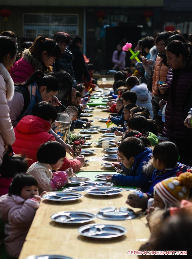 CHINA-HANGZHOU-KINDERGARTEN CHILDREN-LUNAR NEW YEAR (CN)