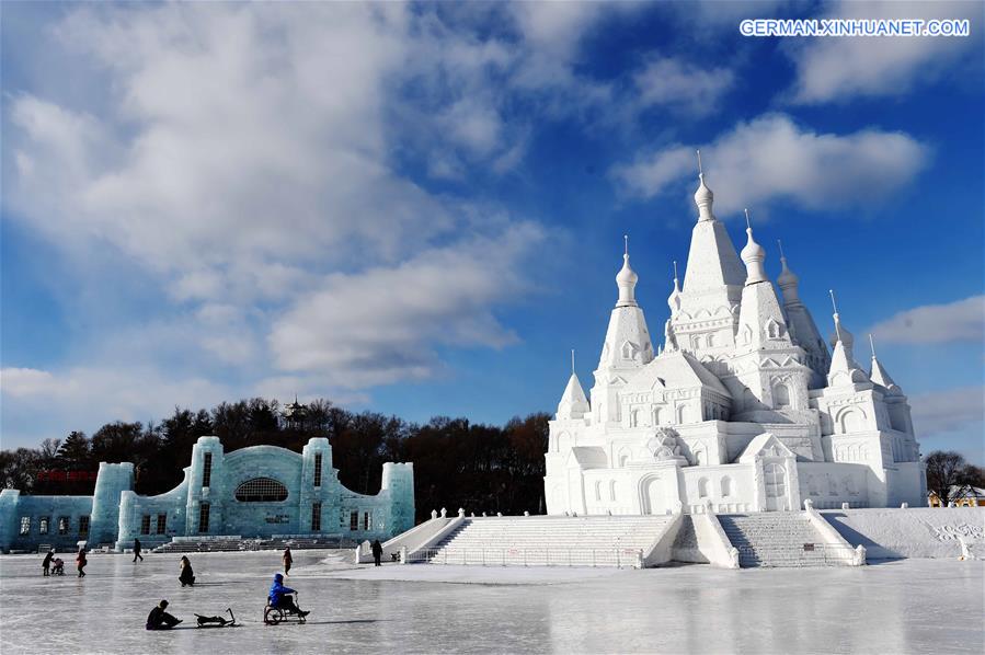 CHINA-HARBIN-WORLD'S HIGHEST SNOW SCULPTURE (CN)