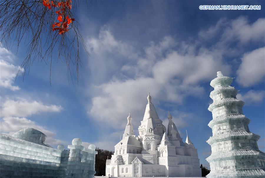 CHINA-HARBIN-WORLD'S HIGHEST SNOW SCULPTURE (CN)