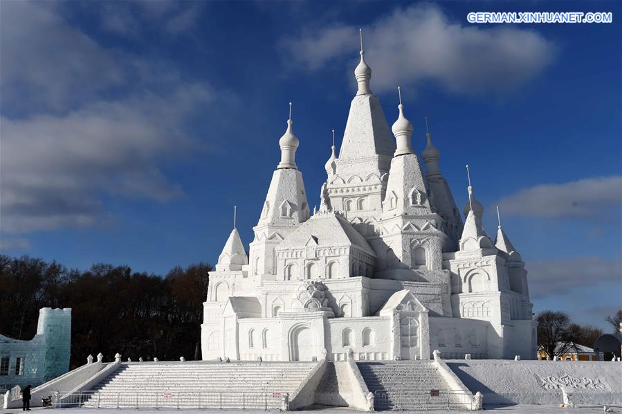 CHINA-HARBIN-WORLD'S HIGHEST SNOW SCULPTURE (CN)