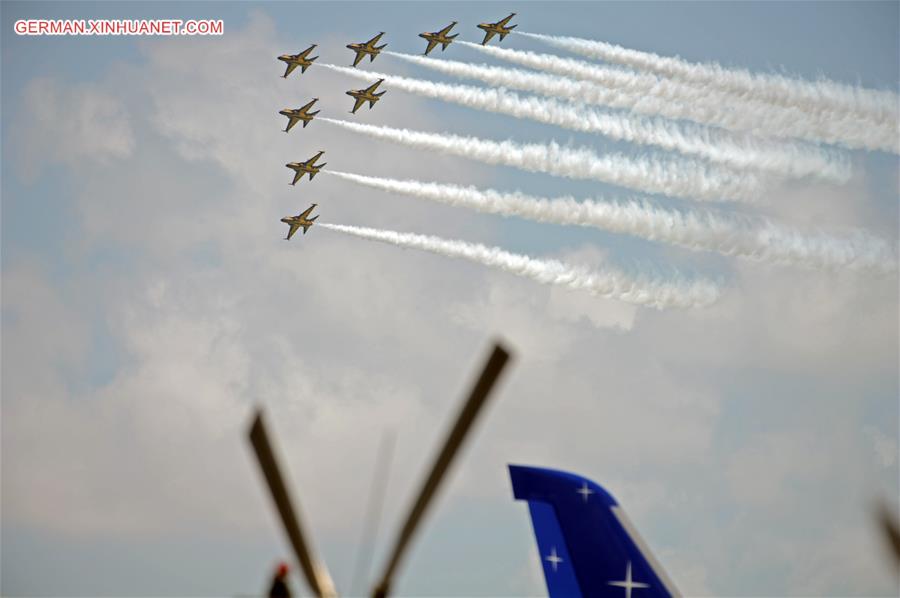 SINGAPORE-AIRSHOW-AEROBATIC FLYING