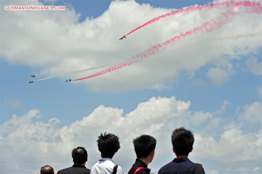 SINGAPORE-AIRSHOW-AEROBATIC FLYING