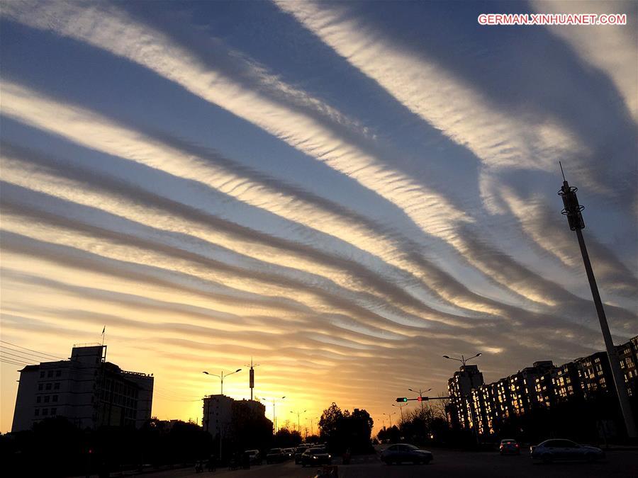 #CHINA-JIANGXI-WUYUAN-BANDED CLOUDS (CN*) 