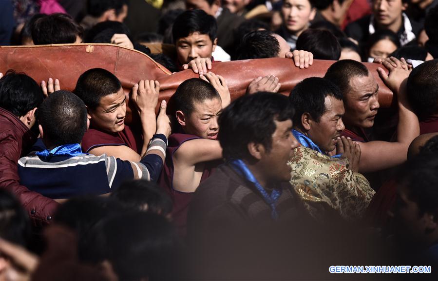 CHINA-QINGHAI-TONGREN-RONGWO MONASTERY-BUDDHIST RITUAL (CN) 