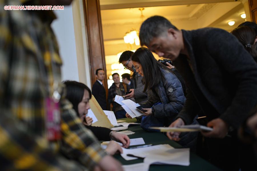 (TWO SESSIONS)CHINA-BEIJING-CPPCC-JOURNALISTS-CREDENTIALS (CN)