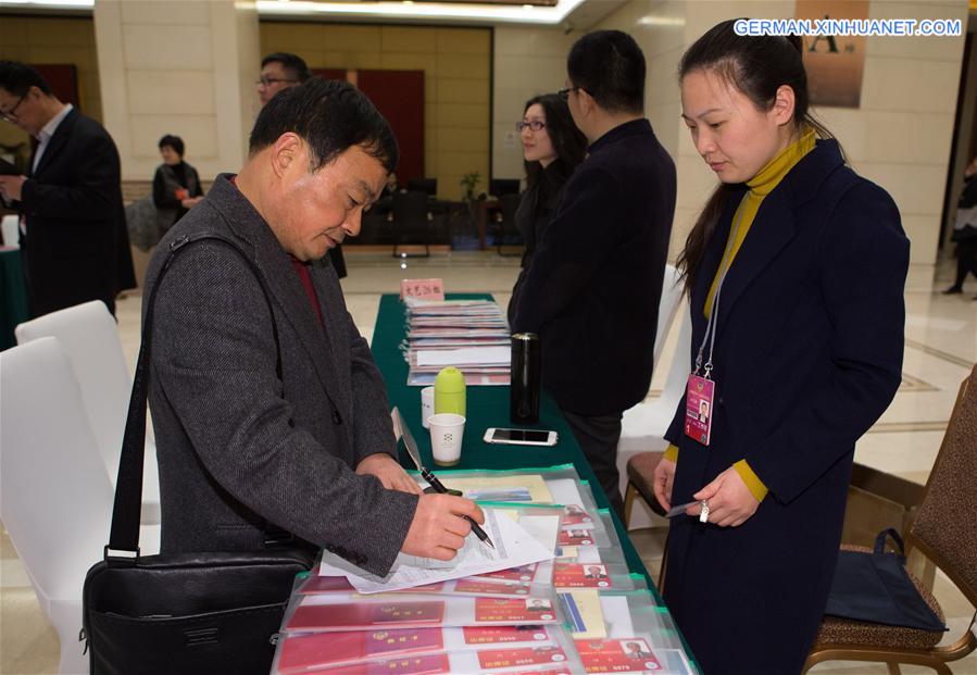 (TWO SESSIONS)CHINA-BEIJING-CPPCC MEMBERS-ARRIVAL (CN)