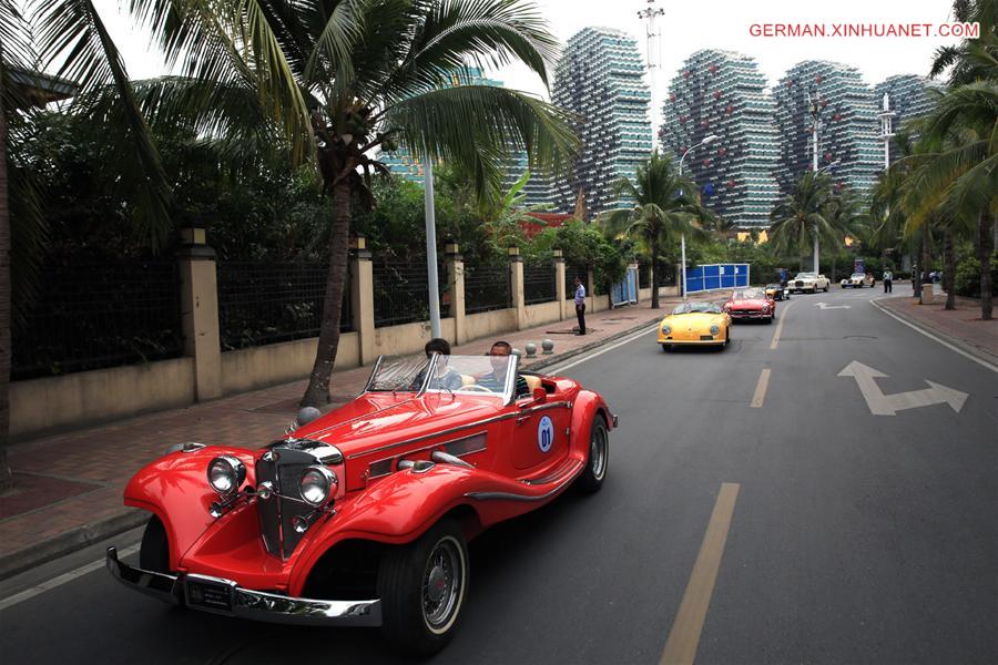 CHINA-SANYA-VINTAGE CAR-PARADE (CN)