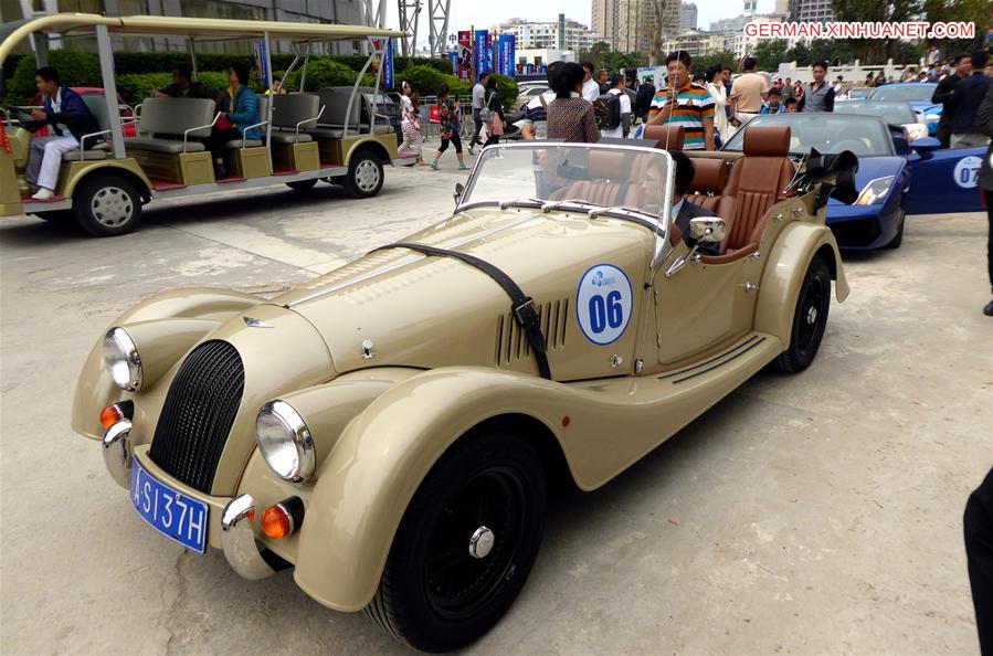 CHINA-SANYA-VINTAGE CAR-PARADE (CN)