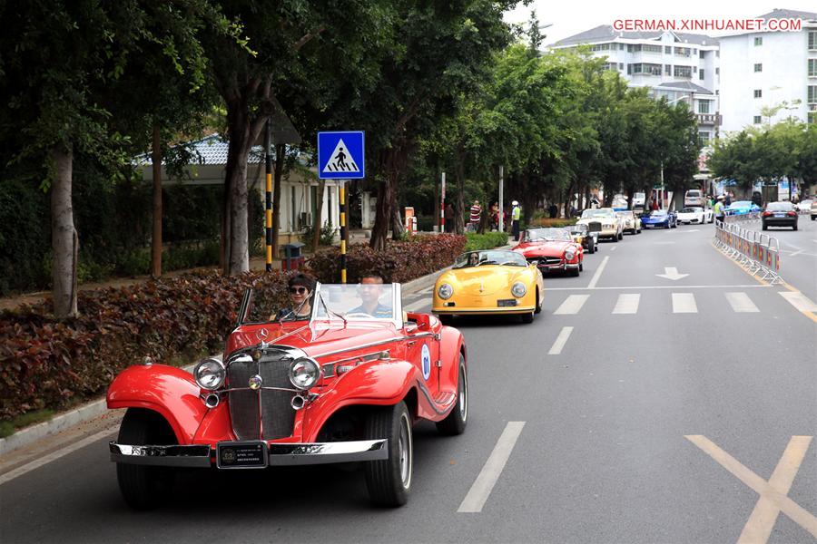 CHINA-SANYA-VINTAGE CAR-PARADE (CN)