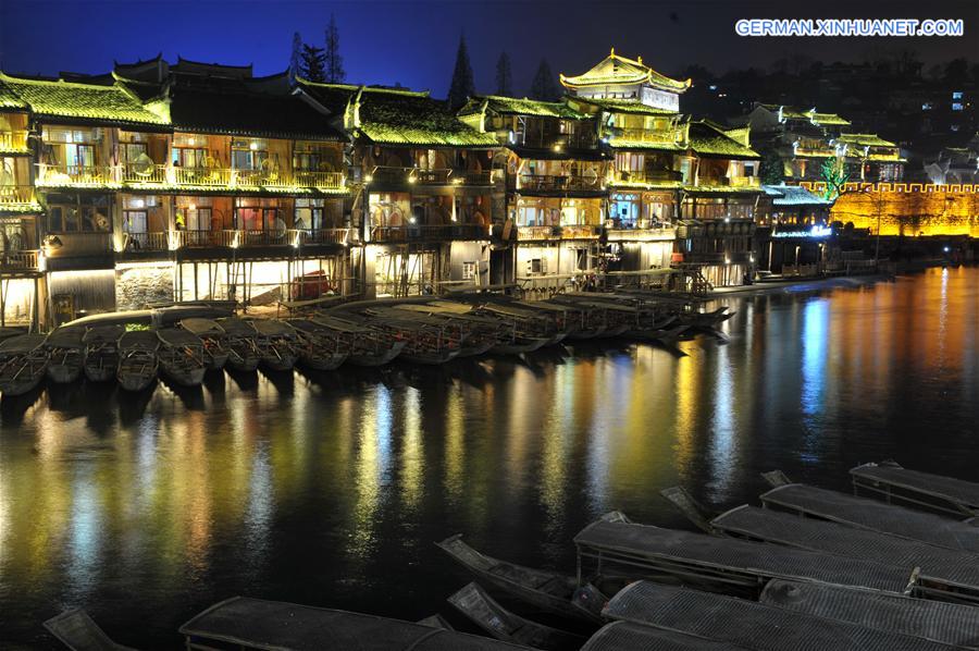 CHINA-HUNAN-FENGHUANG ANCIENT TOWN-NIGHT VIEW (CN)