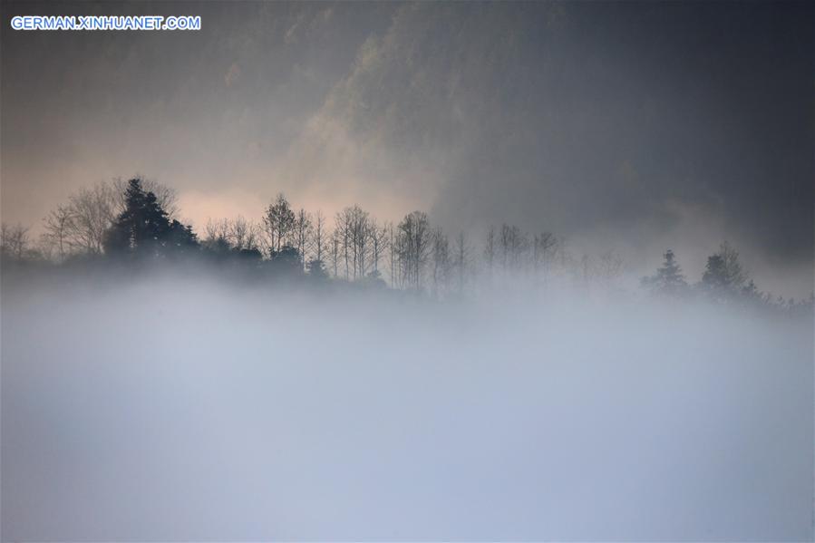 #CHINA-ANHUI-HUANGSHAN-SHITAN VILLAGE-CLOUDS(CN)