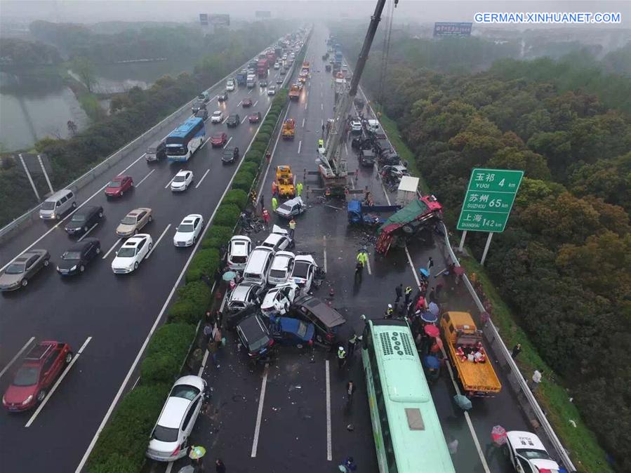 #CHINA-JIANGSU-HIGHWAY-PILEUP (CN)