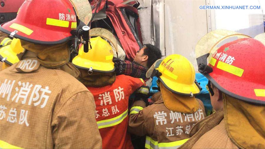 #CHINA-JIANGSU-HIGHWAY-PILEUP (CN)